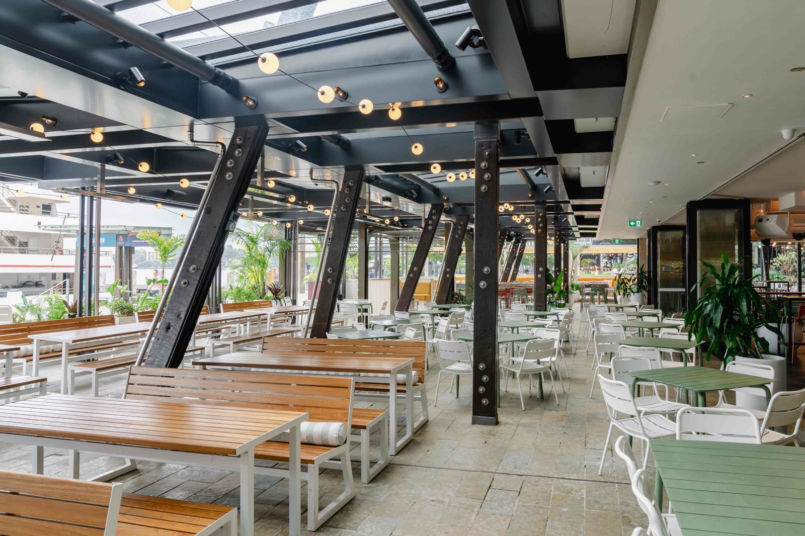 Bungalow Bar & Balcony