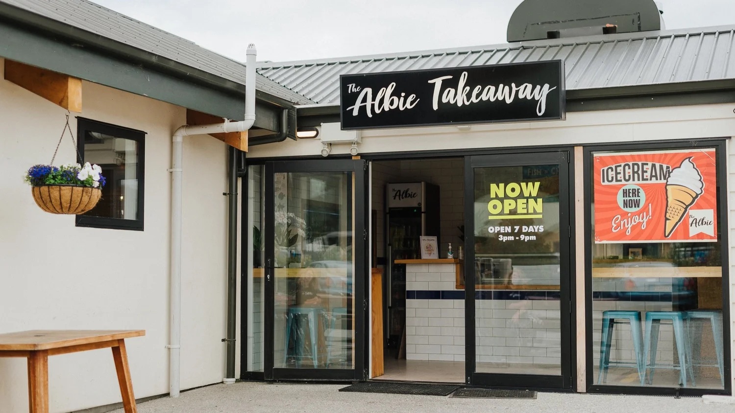 The Albie Tavern and Takeaway